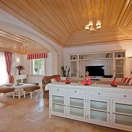 Sleeps 12 Pool Air Con Wifi Willa